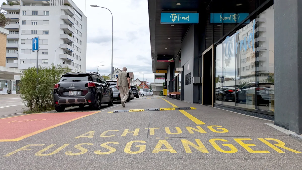 Auch nach den neuen Markierungen und der Temposchwelle kam es auf der engen Durchfahrt immer wieder zu gefährlichen Situationen. (Archiv) Blick auf die Post Dübendorf mit Strasse und Parkplätzen.